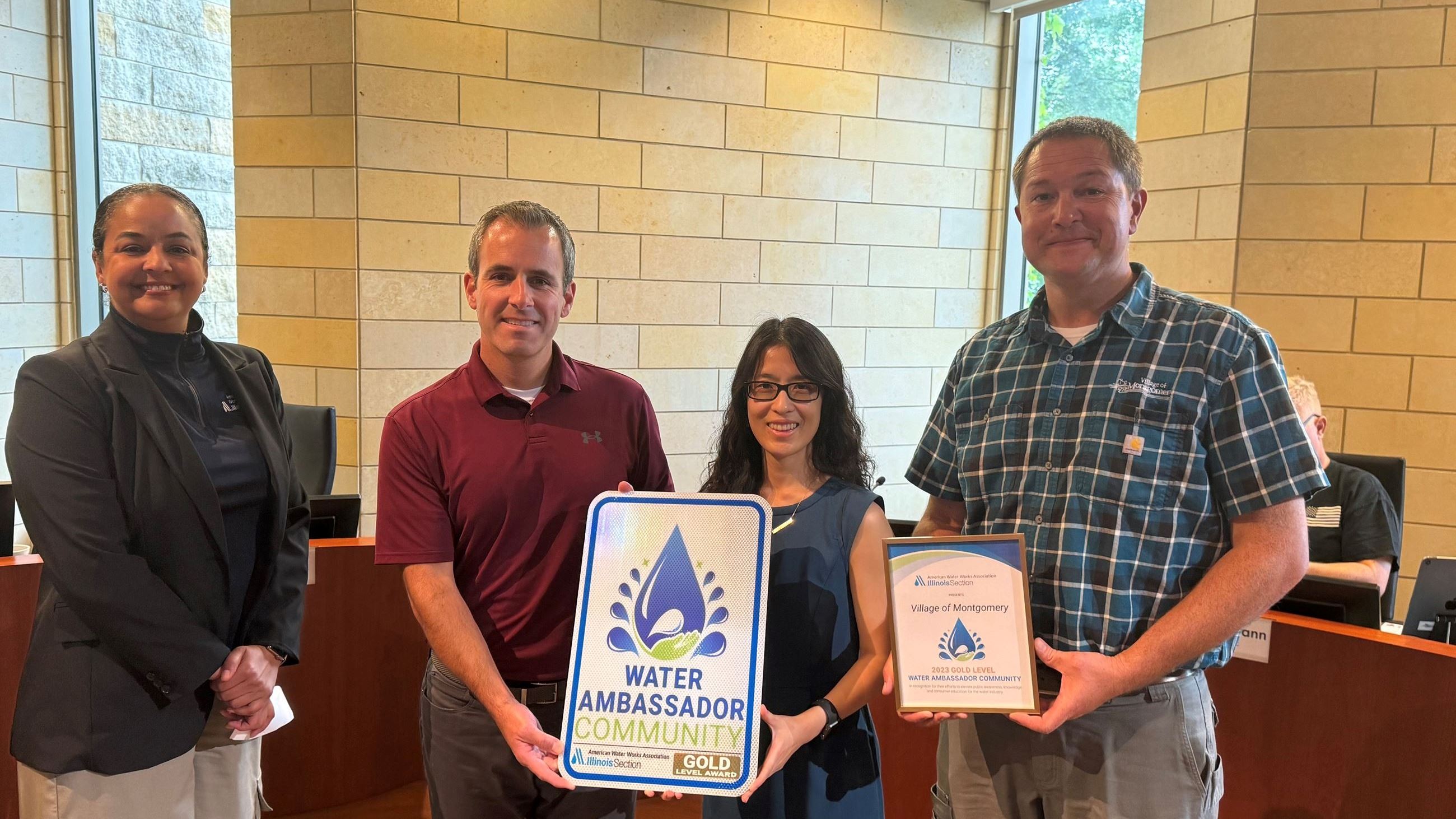 Mayor and ISAWWA Members Presenting Gold Award